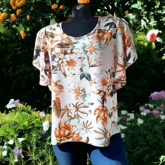 ๐3/$40 Sale!Mix & Match๐ Brochure Floral Flowy Top - Picture 1 of 7